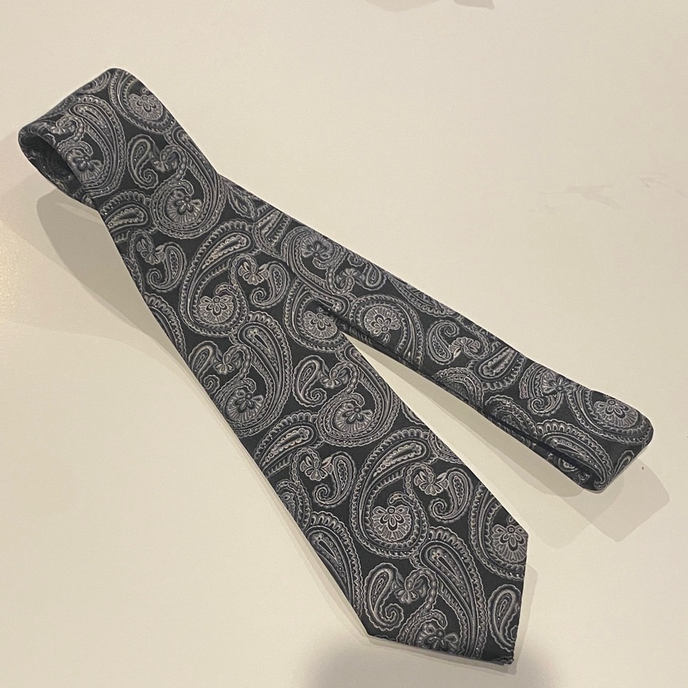 Croft & Barrow Gray Paisley Tie